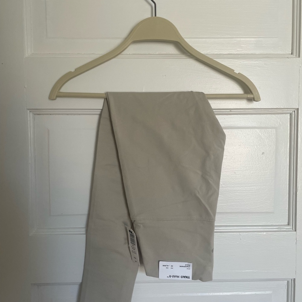NWT Aritzia TNA ACTION leggings - Picture 2 of 3